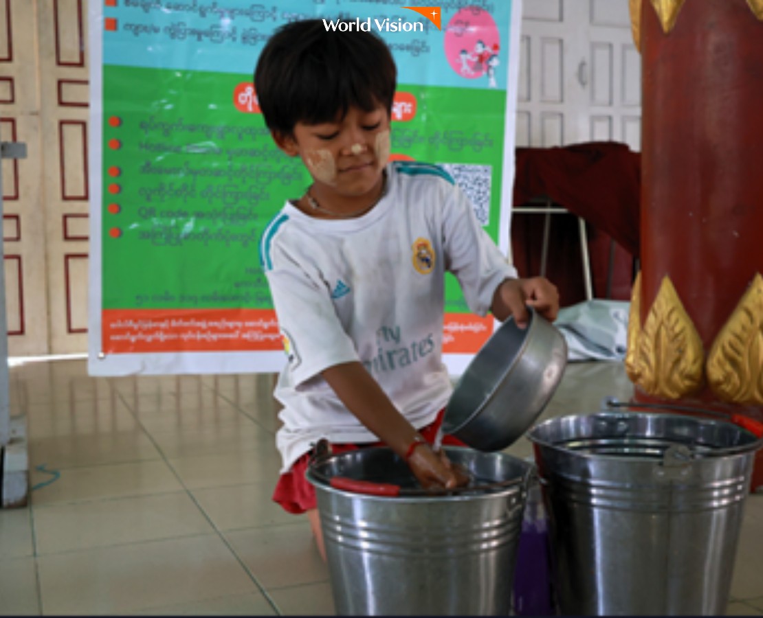 식수위생교육 손을씻고있는아이