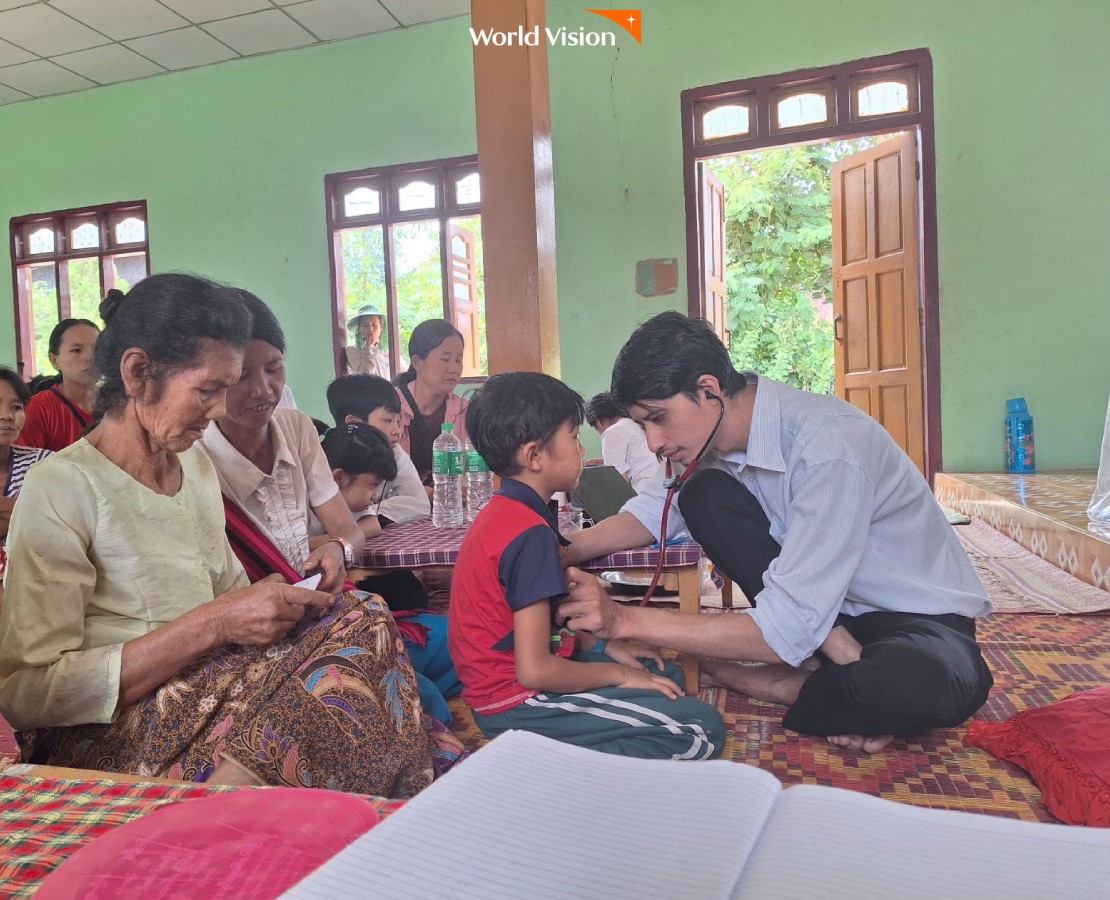 의료지원활동 아이를진찰하고있는의사