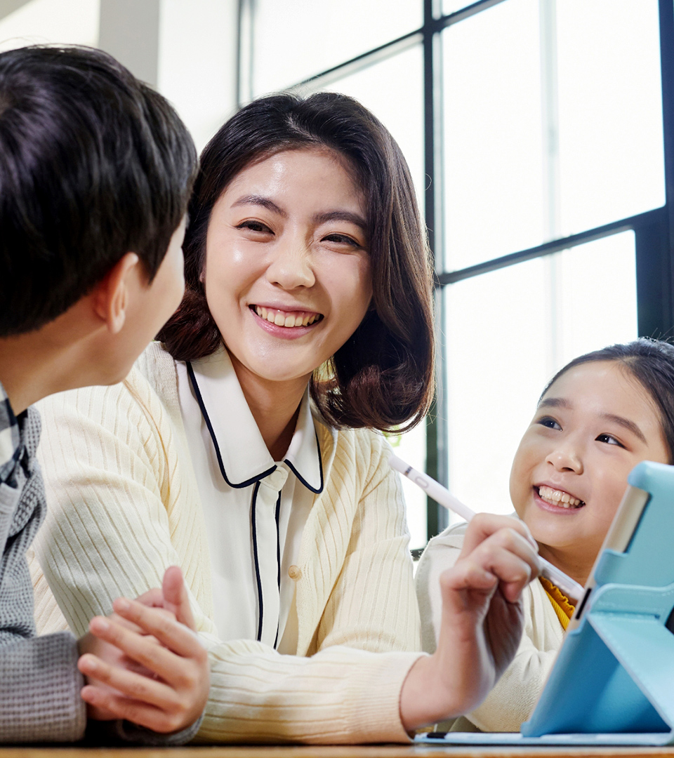 상담해주고 있는 선생님과 아이들