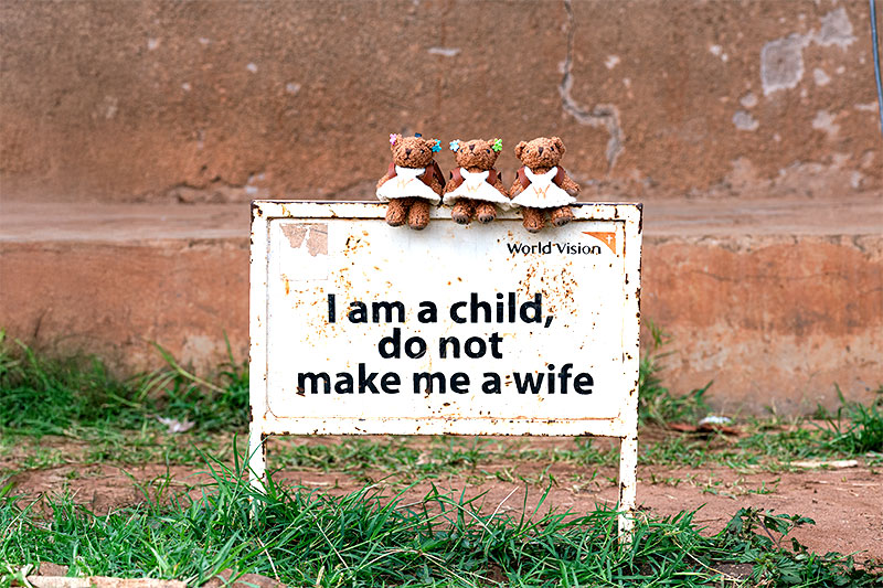I'm a child, do not make me a wife 라고 쓰여진 현판