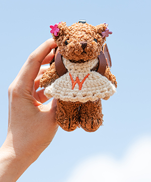 누군가 위드베어를 들고있다