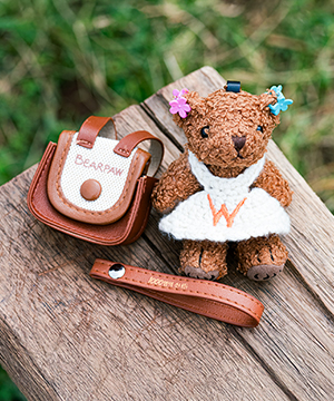 위드베어가 벤치에 앉아있다