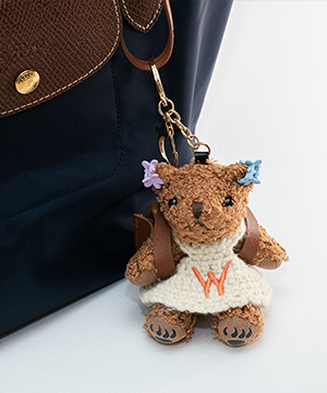 위드베이가 가방에 키링으로 달려있다