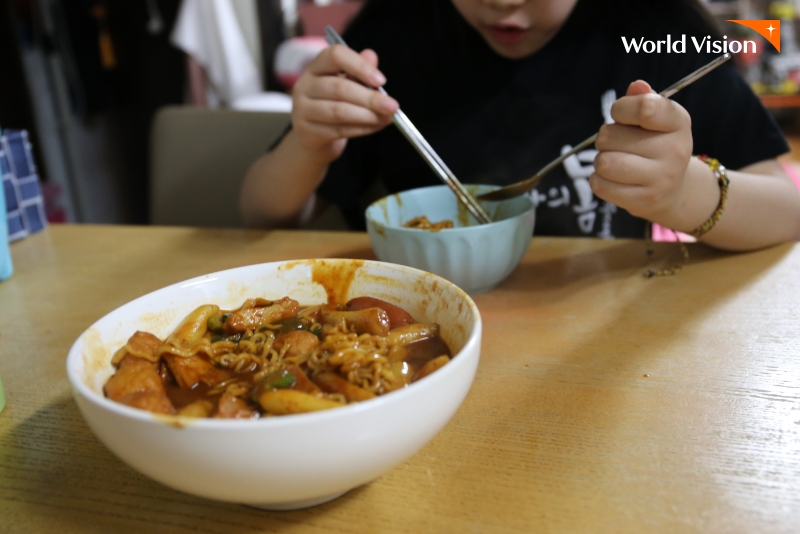 실제로 떡볶이를 만들어 맛있게 먹고 있는 아동의 모습