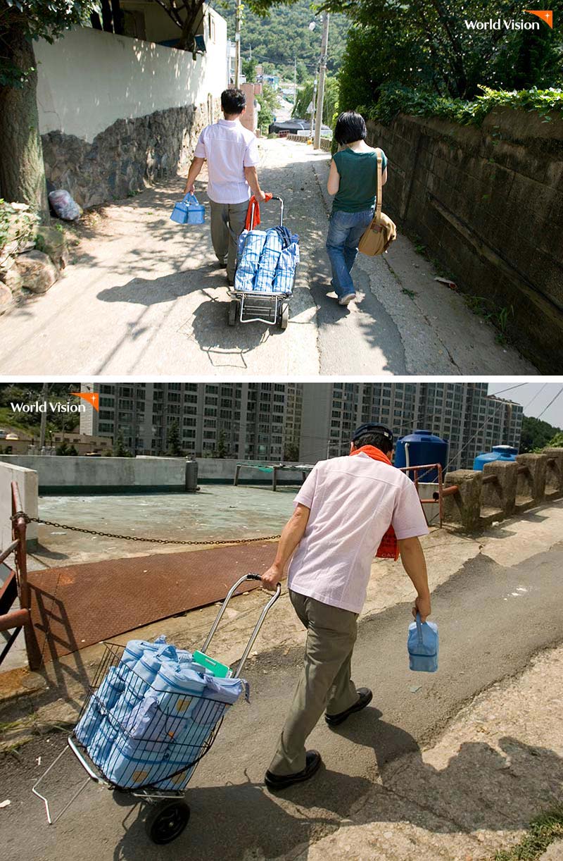 외진 곳에 수레를 끌고 직접 배달하는 봉사자들의 모습