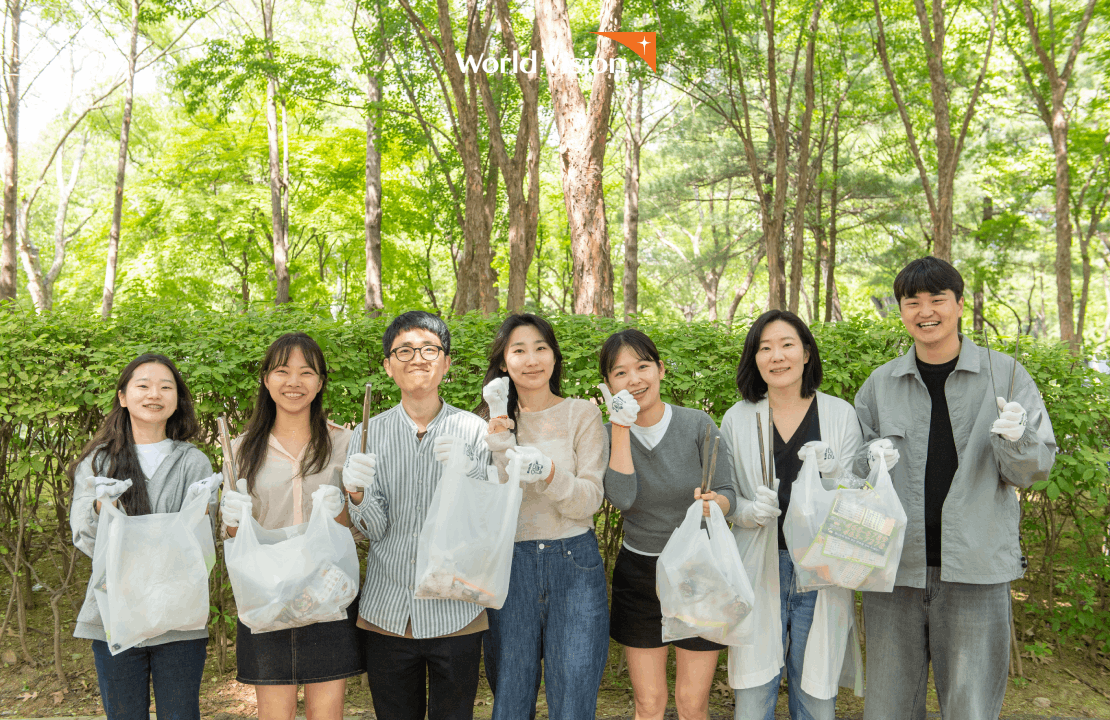 4월 친환경챌린지 플로깅 후 단체사진 각자 집게와 쓰레기봉투를 틀고 있다