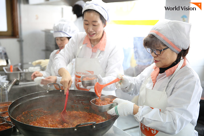 식당에서 아이들의 식사를 만들고 계시는 봉사자들의 모습 사진