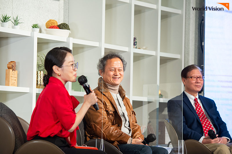 왼쪽부터 박슬기 진행자와 전상섭, 오성삼 후원자님과 후원에 대한 인터뷰 사진