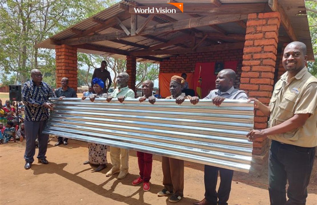 건축 보강을 위해 전달된 철판을 들고 사진찍는 학교 선생님들