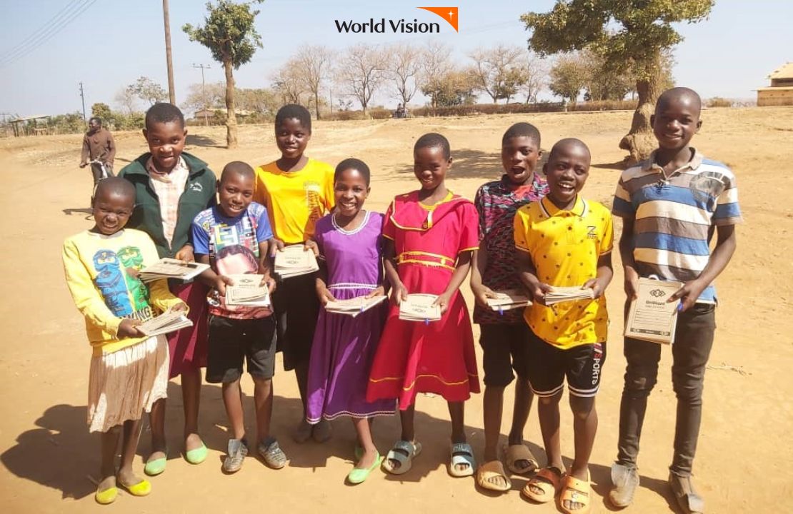 선물받은 공책을 받고 기뻐하는 말라위 아이들