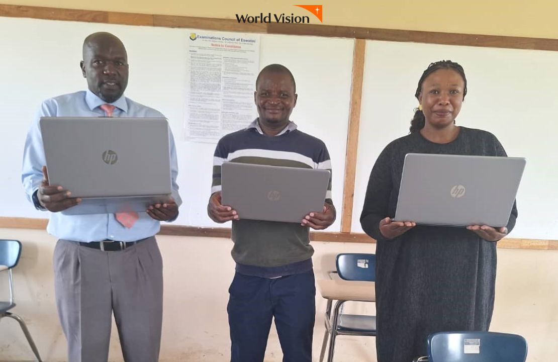 선물받은 노트북을 들고 사진찍는 세명의 선생님들