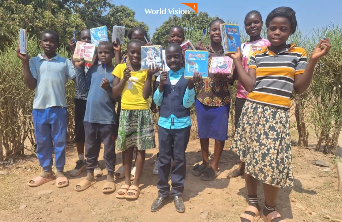 선물받은 학용품을 자랑하는 콩고 아이들