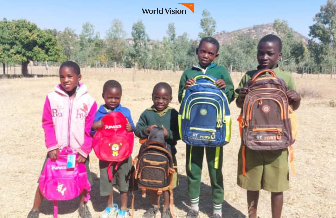 선물받은 책가방을 앞에 메고 기뻐하는 짐바브웨 아이들