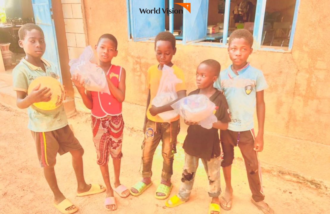 선물받은 축구공을 손에들고 포즈를 취하는 니제르 아이들