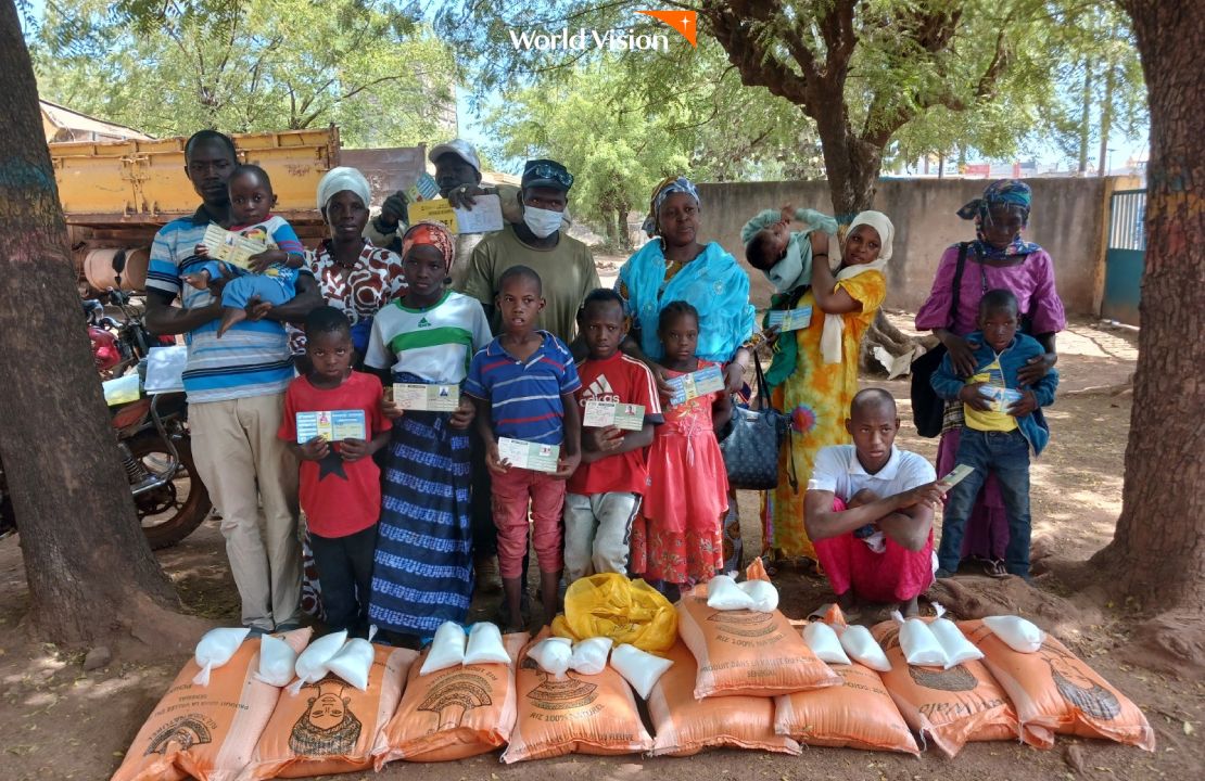 지원받은 식료품과 보험증에 감사하는 세네갈 지역 주민들