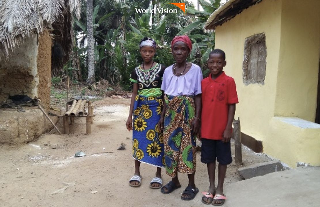 집 보강을 지원받은 가족들이 카메라 앞에 긴장하고 모습