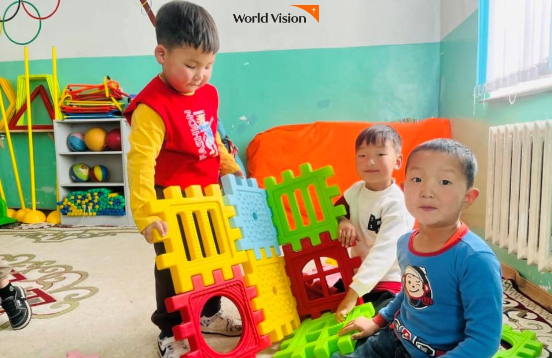 새로 지어진 놀이방에서 블록으로 놀고있는 몽골 아이들