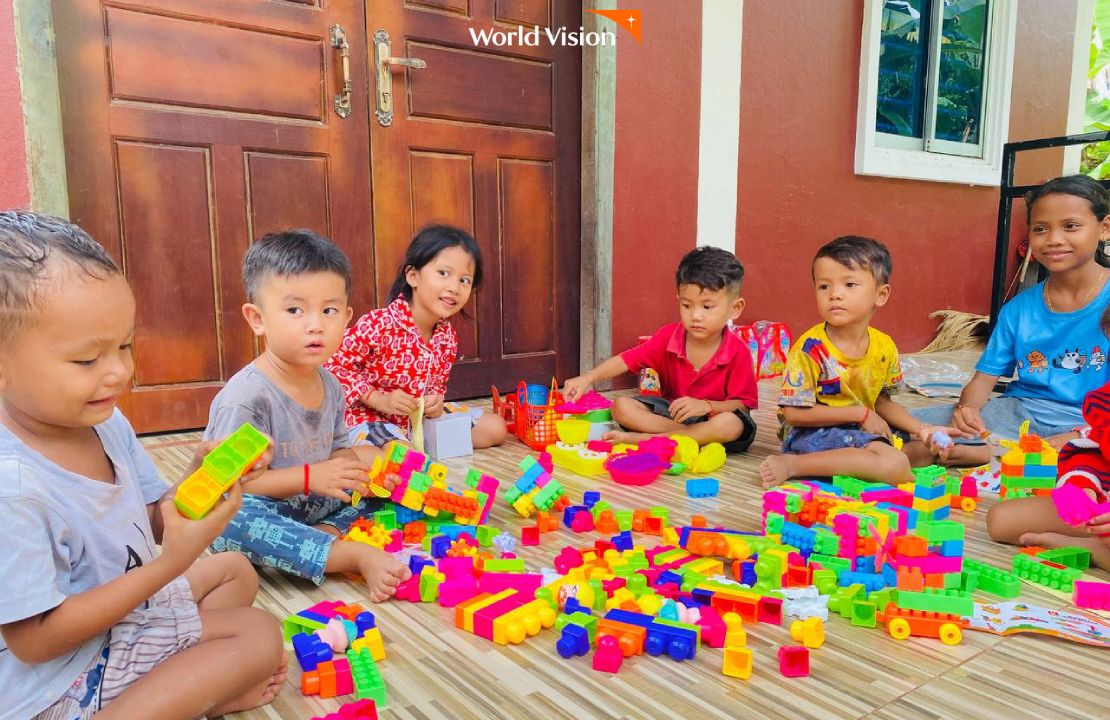 많은 블록과 함께 친구들과 노는 캄보디아 아이들