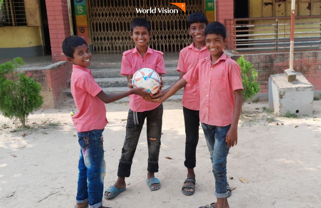 축구공을 들고 멋진 포즈를 취하고 있는 남자 아이들