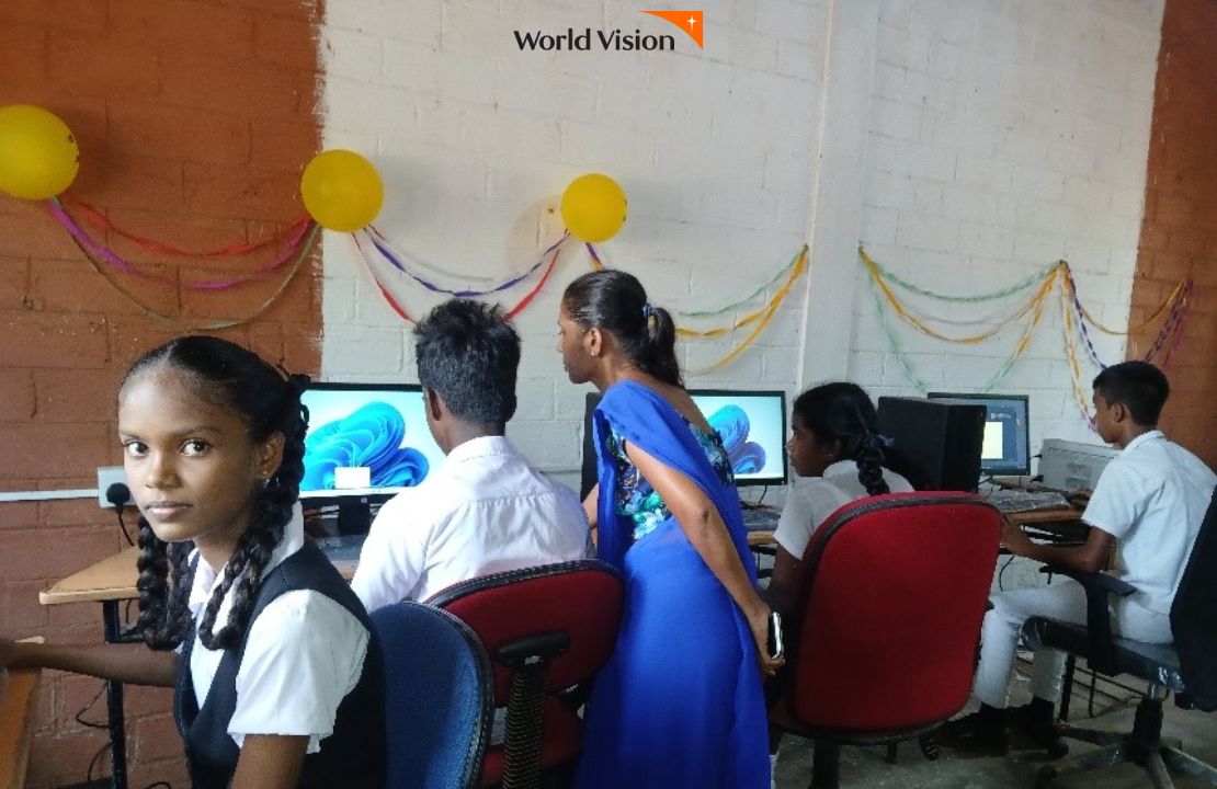 새 컴퓨터로 수업하고 있는 아이들