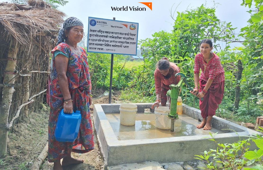 새로 설치된 식수시설에서 물을 기르는 주민들