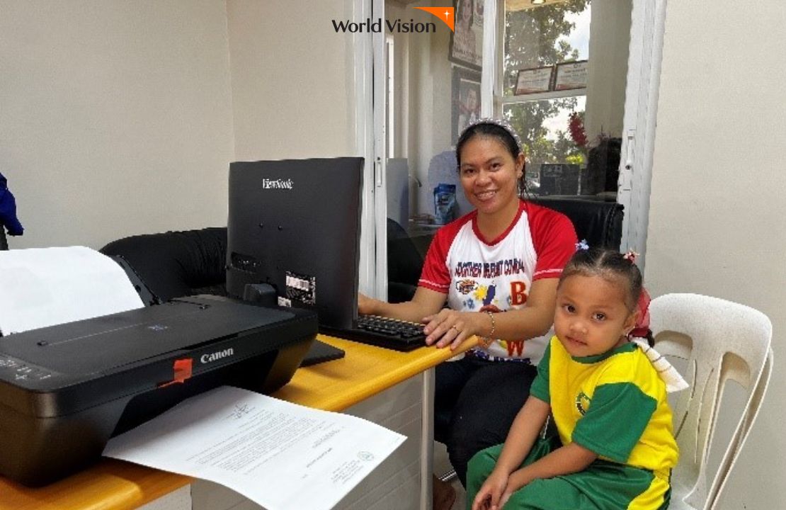 컴퓨터와 복사기 등 새로운 기기가 많이 생긴 보건실에 놀러온 아이