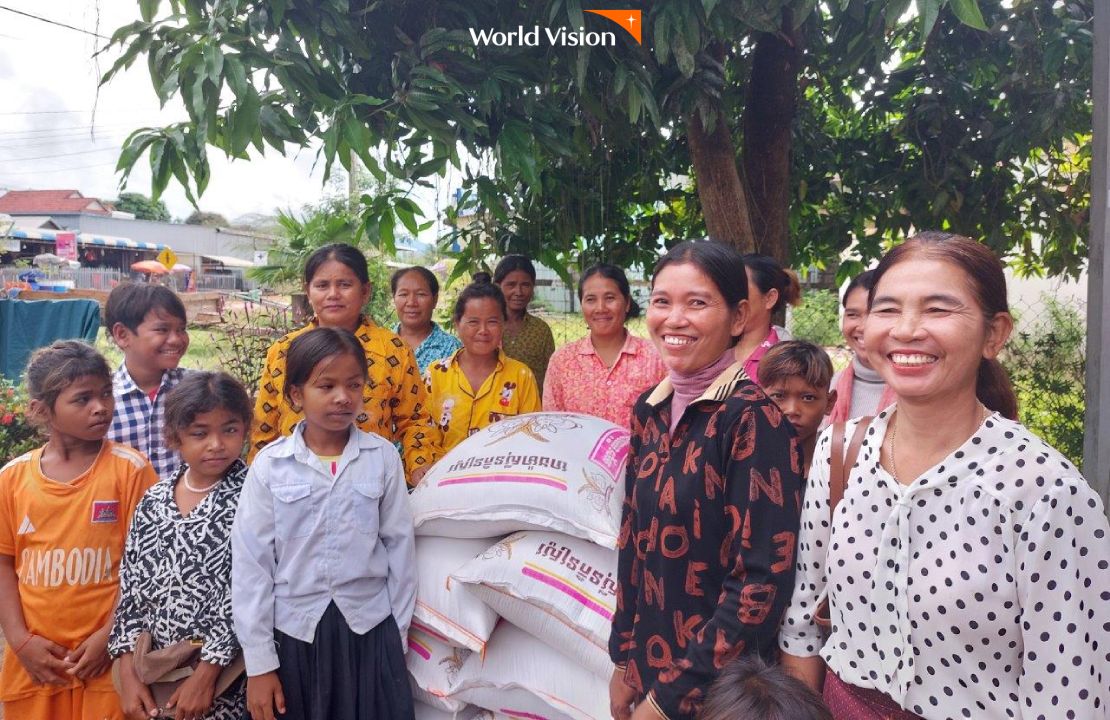 선물받은 식료품과 함께 감사의 미소를 짓는 지역 주민들과 아이들