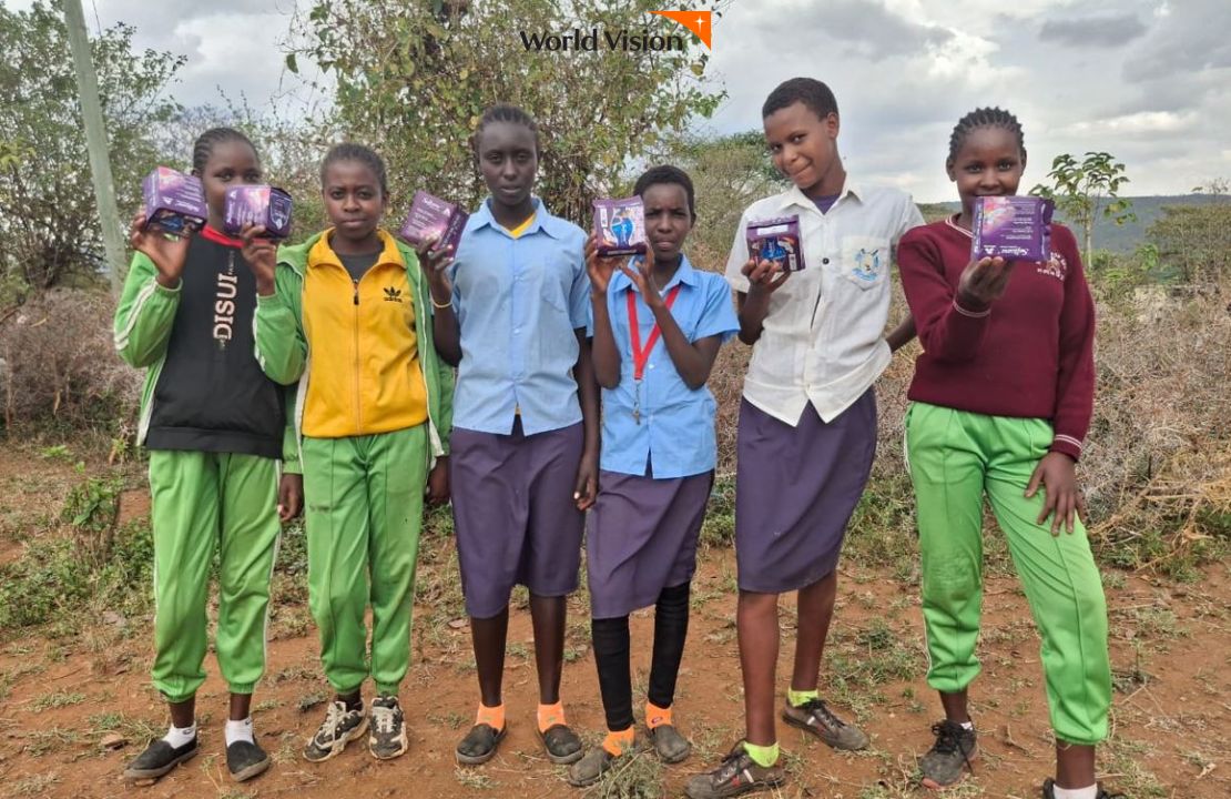 여성용품과 함께 포즈를 취하고 있는 여자아이들