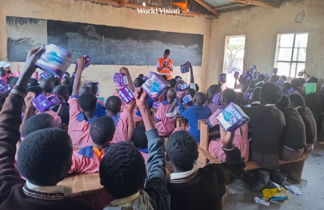 여성용품을 받고 신난 교실 속 아이들