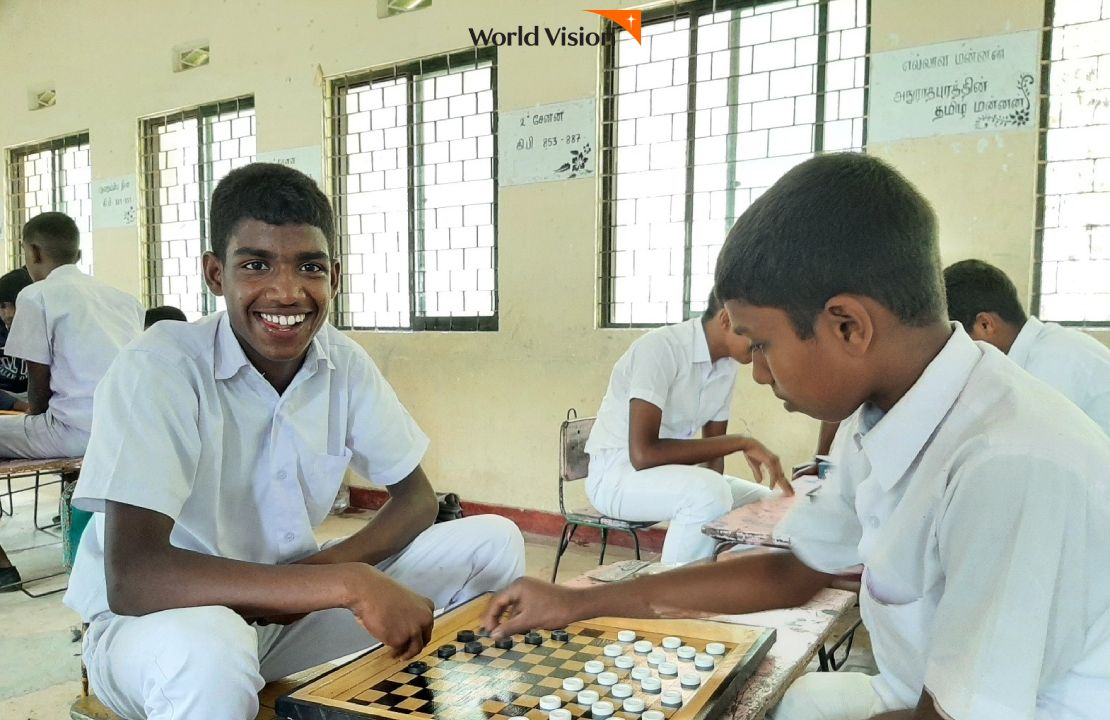 친구와 함께 바둑을 두고 있는 남자아이