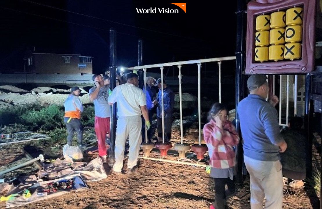 현지직원 옆에서 손 흔들고 있는 교복 입은 아이들0