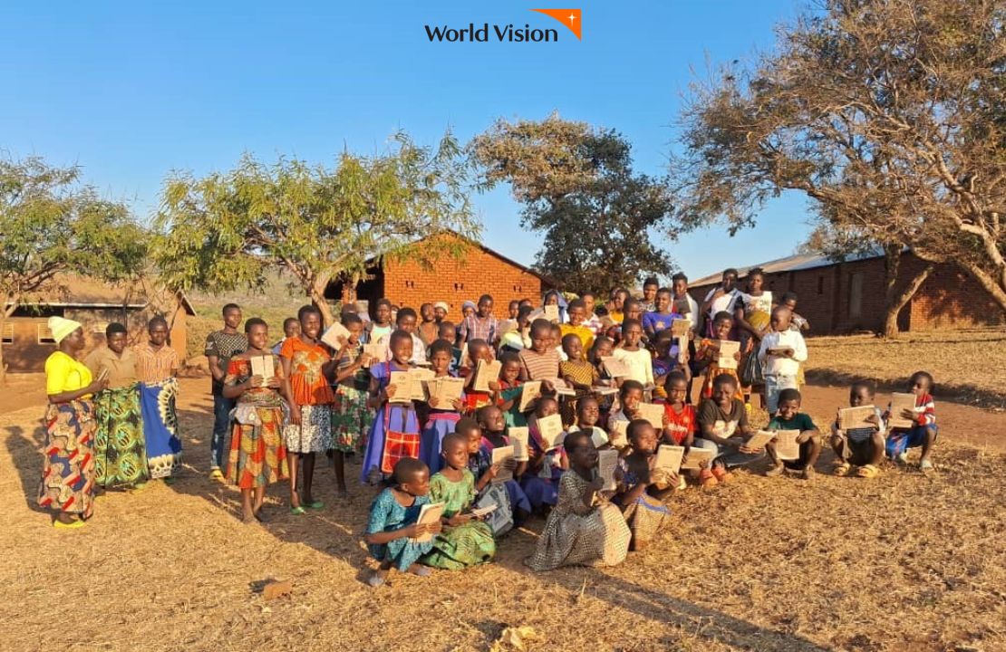 현지직원 옆에서 손 흔들고 있는 교복 입은 아이들1