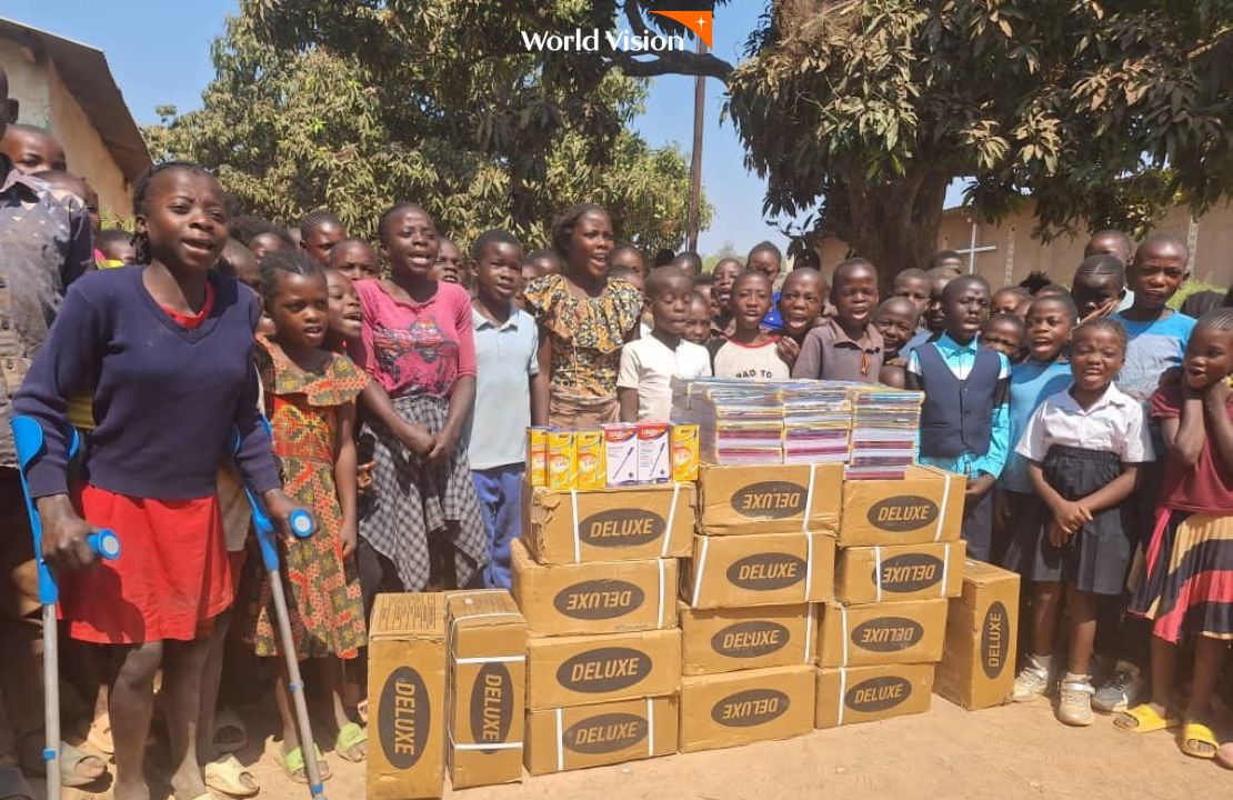 현지직원 옆에서 손 흔들고 있는 교복 입은 아이들2