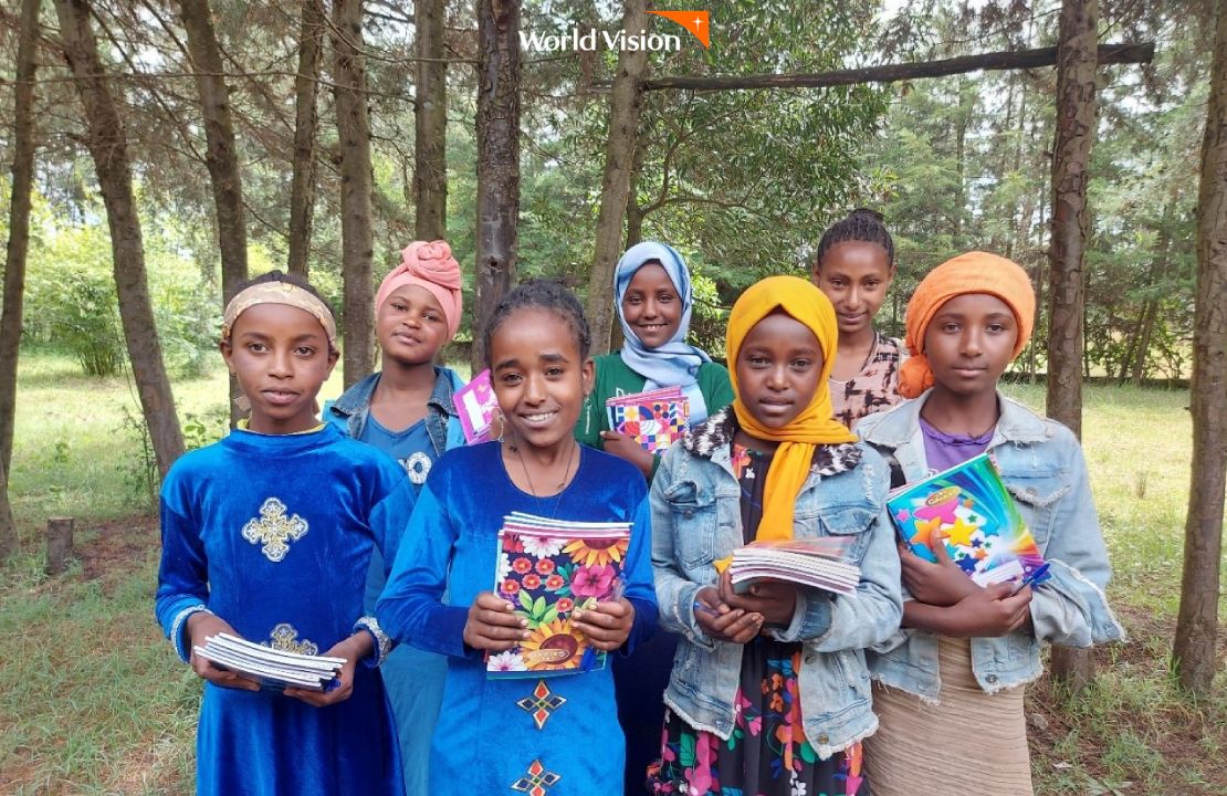 현지직원 옆에서 손 흔들고 있는 교복 입은 아이들3