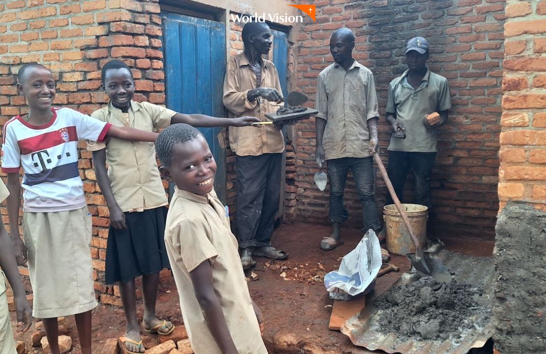 화장실 공사하는 곳에 구경온 아이들