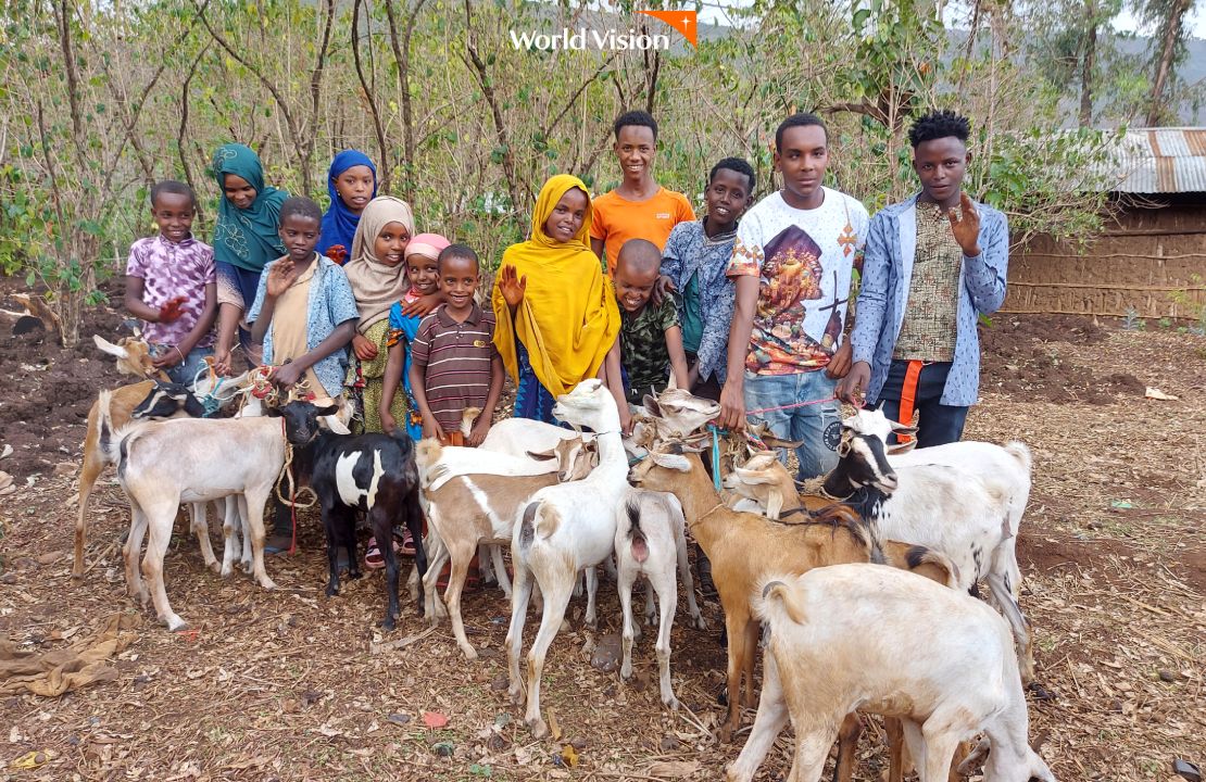 염소를 전달받기 위해 모인 지역주민들