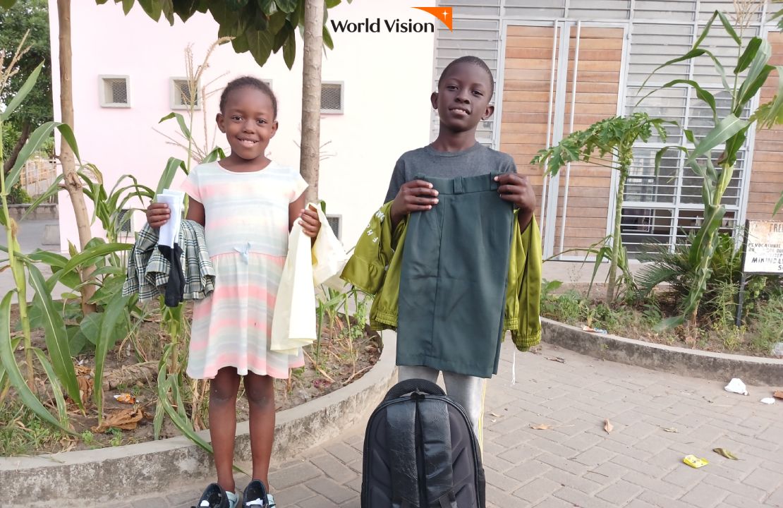 교복과 가방을 들고 자랑하는 아이들