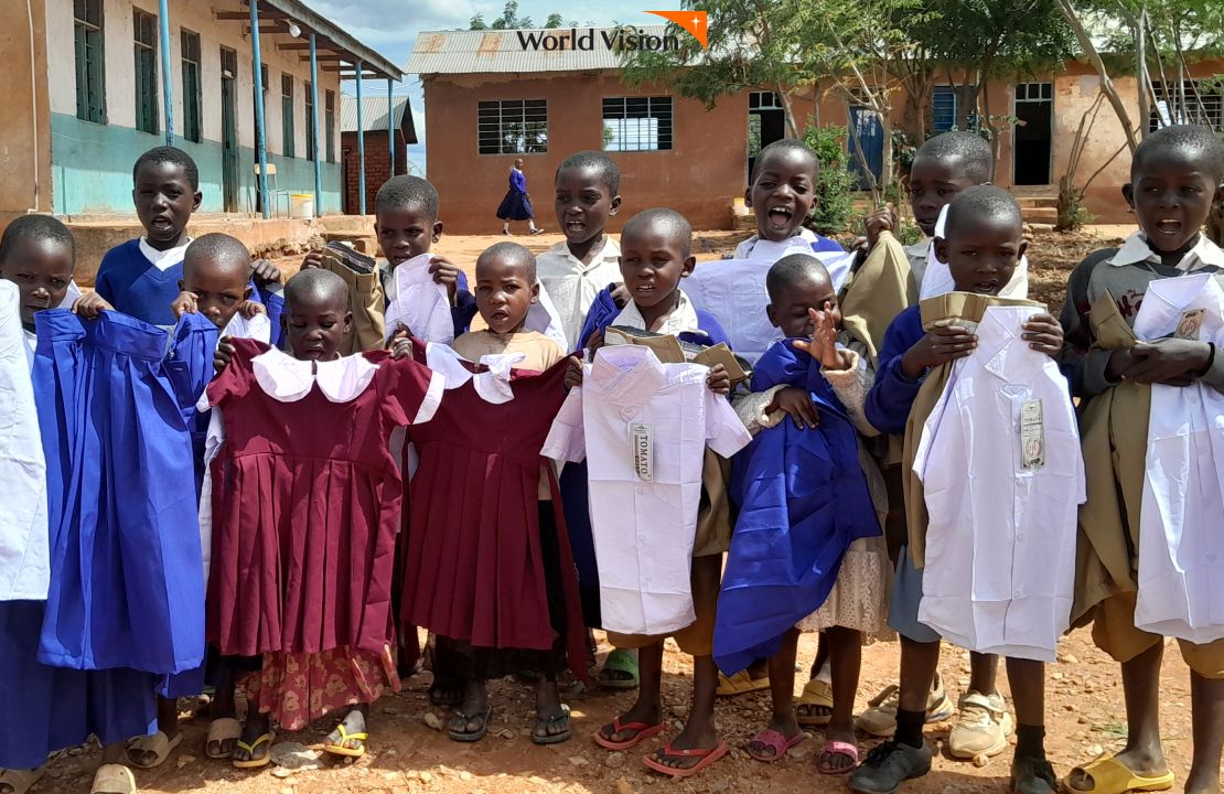 새로 생긴 교복을 들고 기뻐하는 아이들