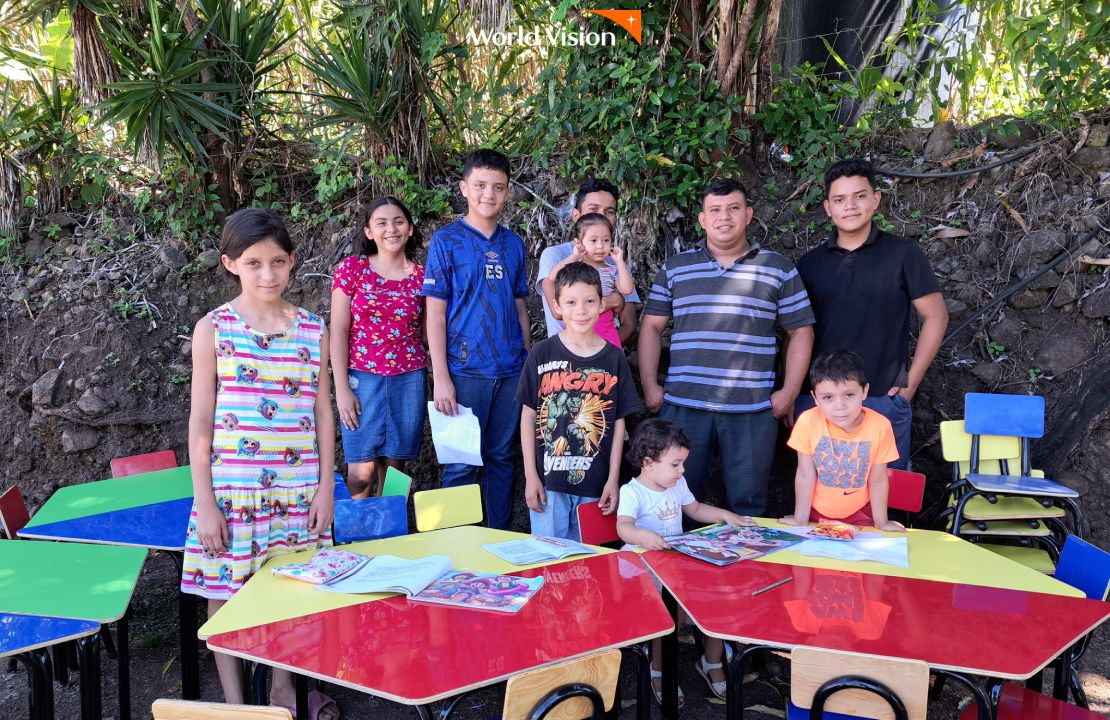 선물받은 책상, 의자와 함께 미소짓고 있는 엘살바도르 아이들